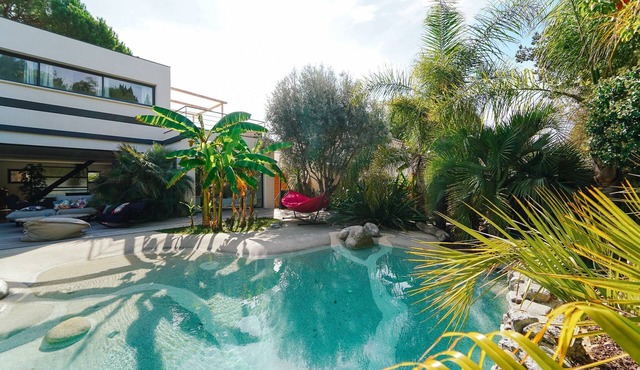 Bali Signature villa: Lagoon pool, Jacuzzi, air-conditioning 8 pers.