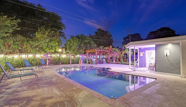 Bali villa with Heated pool, 15 min from beach, hard rock stadium, free parking