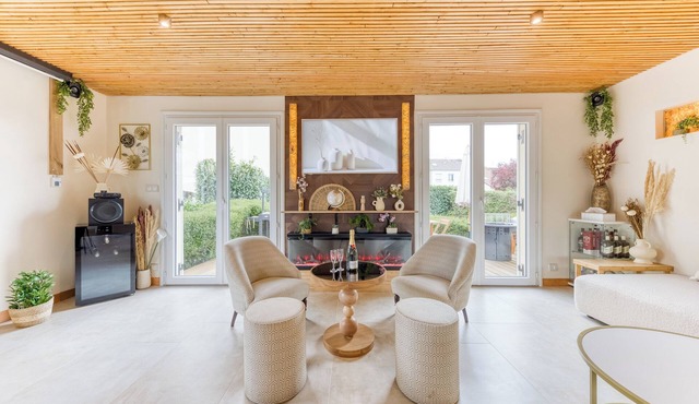 Balinese luxury villa Disneyland Paris. Spa, cinema, billiards for families.