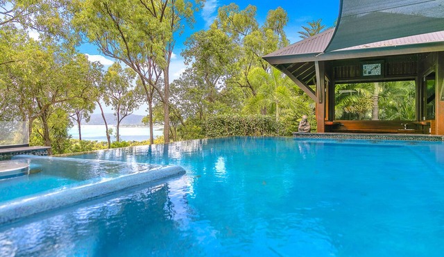 Balinese Resort Style House, sea views, wet edge pool