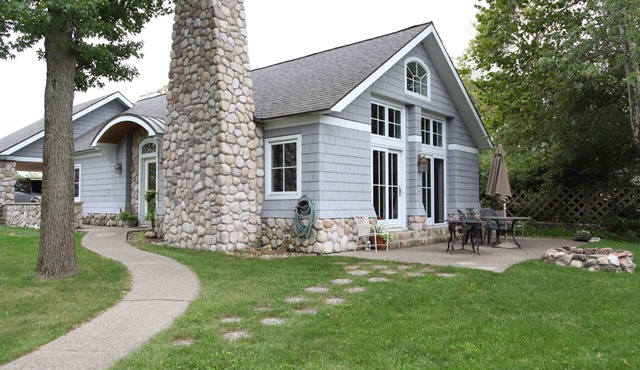 Ball Guest Cottage on Lake Maxinkuckee discounts for Culver Winter rentals