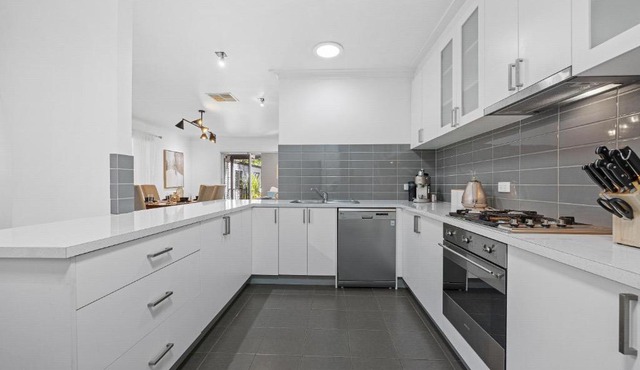 Ballarat Cozy Cottage for Families, Sleeps 8, Pet Friendly, Big backyard, Parking for 4 cars, Close to Shopping mall