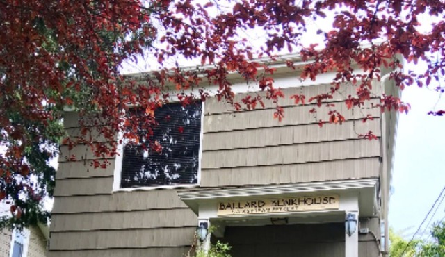 Ballard Bunkhouse 2 flats & Airstream trailer near ent. district. EV charger