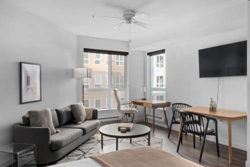 Ballard studio w bbq wd nr shops SEA-647