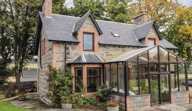 BALLOAN HOUSE, family friendly, with open fire in Marybank