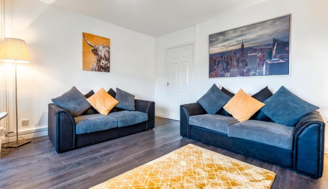 Balloch House -Spacious 3 bed house with on street parking