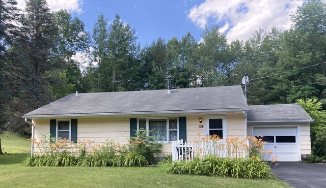 Ballpark Retreat Lake House Sleeps 6, Hot Tub, Fishing, Large Yard