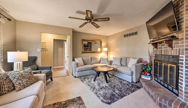 Ballwin Home < 3 Mi to Castlewood State Park!