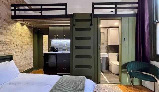 Balmain Village Retreat | Sleeps 4 | AC + Parking | City 3kms