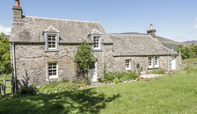BALMEANOCH, pet friendly, character holiday cottage in Callander