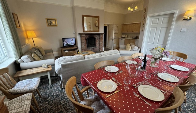 Balmoral Apartment - sleeps 10 guests in 3 bedrooms