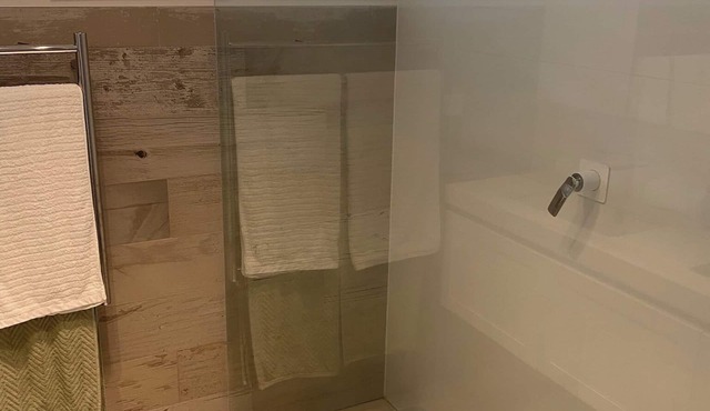 Balmoral Beach Townhouse – A Stylish Beachside Escape with on Prem Parking.