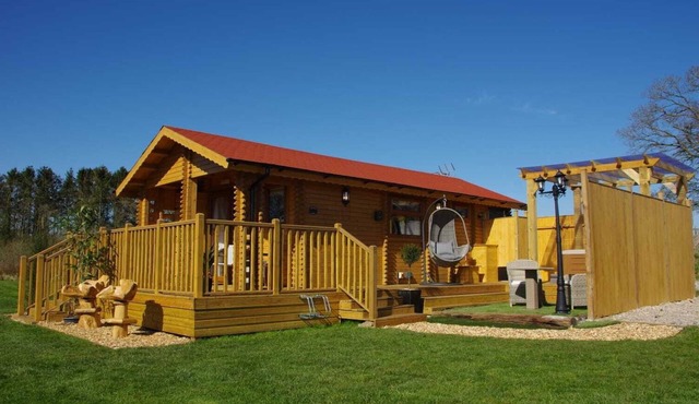 Balmoral Studio Lodge 2 Birth Log Cabin With Lake Views & Private Hot Tub