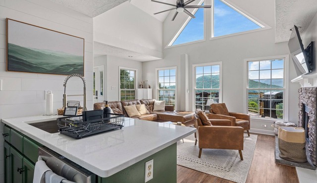 Balsam Haven I Mountain View I Fireplace Home in Great Location