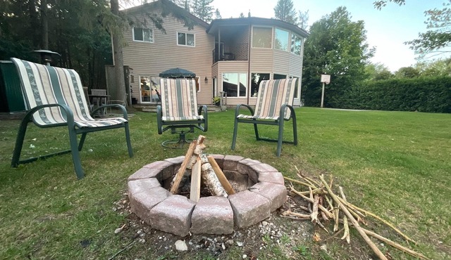 Balsam Lake Beauty! Waterfront in the Kawarthas! Sleeps 10!