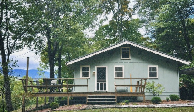 Balsam Station - A Cozy 70s-era Mountain House in WNC