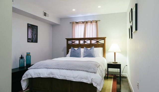 Balt-Amore! Spacious 4 bedroom that sleeps 10 comfortably