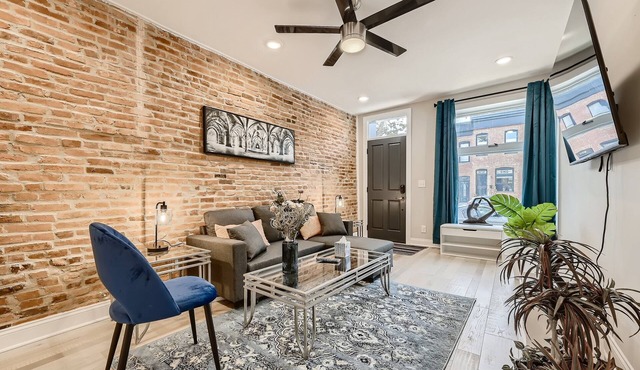 BALTIMORE ROWHOUSE CLOSE TO WATER KING BED PARKING