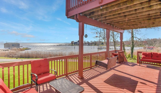 Baltimore Waterfront Home, fire-pit, picnicshed,14 mi to Inner Harbor, sleeps 18