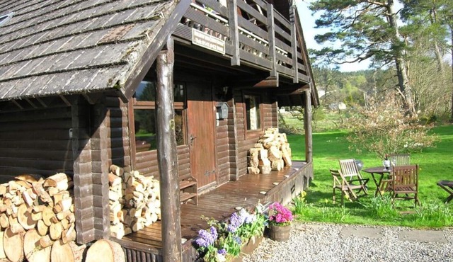 Balvaig River Log Cabin, with wood burning stove, alpine charm on water's edge
