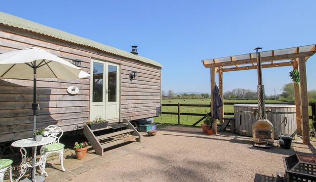 BALWEN SHEPHERD'S HUT, romantic, character holiday cottage in Berriew