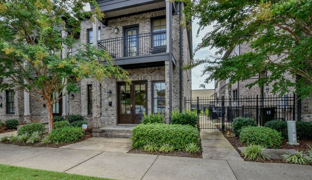 Bama Getaway - Walk to Downtown & Campus! Luxurious and cozy furnishings!