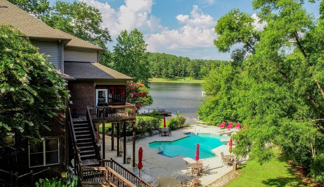 Bama Lakeside Retreat-Pools, Lake, Fire-pit, Child & adult fun!