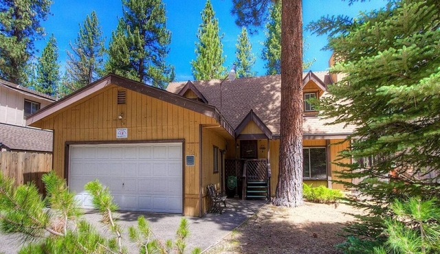 Bambi's Bunk House - Moderately Priced w/Pool Table, BBQ, FP. Walk to Restaurants (CYH1201)