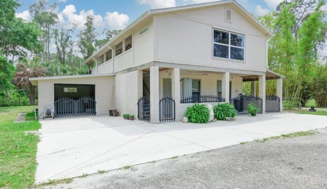 Bamboo Bayou getaway! Gorgeous bamboo and oaks with a pond