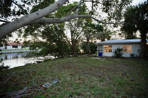 Bamboo Bungalow - waterfront studio near beach