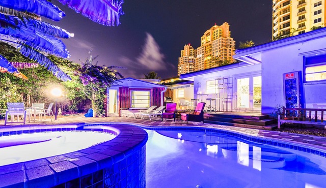 Bamboo House, Heated pool, Steps from the beach.