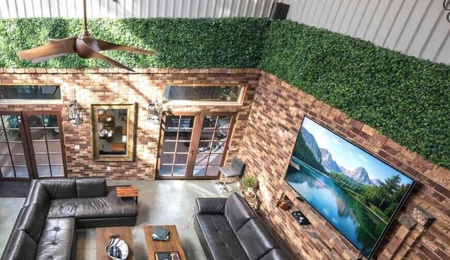 Bamboo Loft 6BR: Sleeps 24 in Downtown SAN