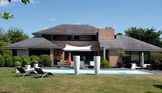 Bamboo Villa with pool 50 m from the sea