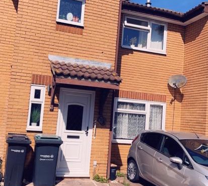 BAMSTIC 2 Bedroom House in Gravesend