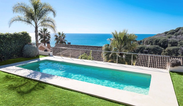 BANANA - Beautiful house in ARENYS DE MAR with private pool and garden, and a breathtaking view of the Mediterranean Sea!