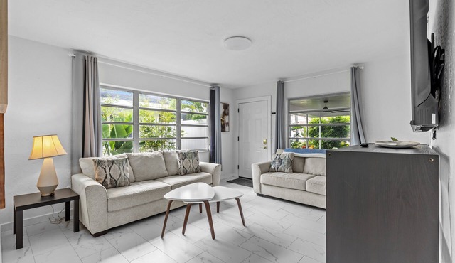 BANANA BREEZE COTTAGE. Steps away from the beach Heated pool.