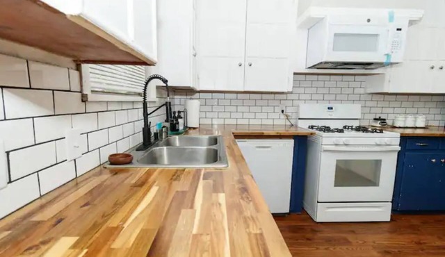 Banana Cabana- Entire 3 bedroom and 1 bath!