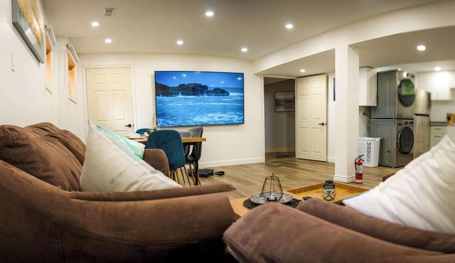 Bancroft Vibes Suite | Sleeps 6 | Cozy Retreat