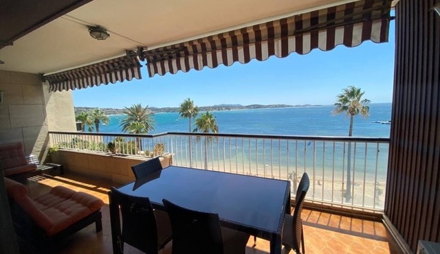 BANDOL Front de Mer - 4 Rooms, 91 M2 + Terrace 17 m² - Facing Sand beaches.
