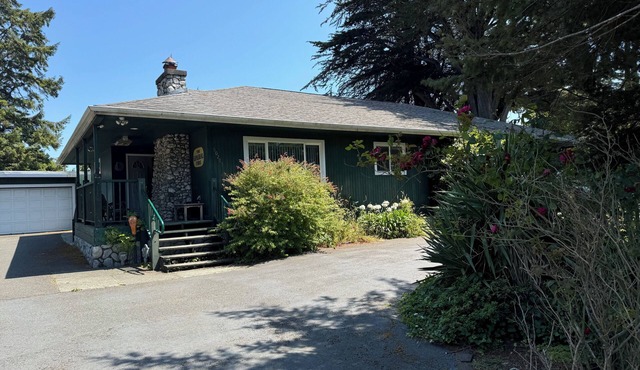 Bandon Beach Town Beauty! Close to Old Town, Bandon Beach & Bandon Dunes Golf!