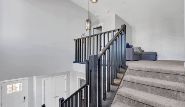 Banff Nearby: Spacious 4-Bedroom Retreat for 8