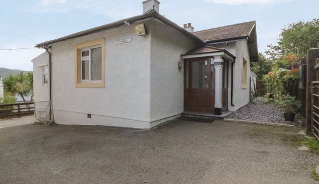 BANGOR COTTAGE, pet friendly, country holiday cottage in Bangor