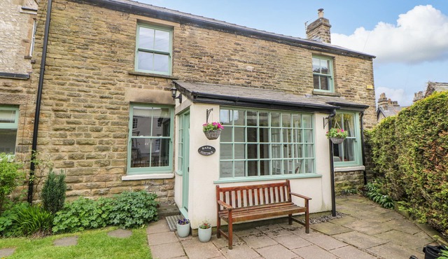 BANK COTTAGE, pet friendly, with open fire in Buxton