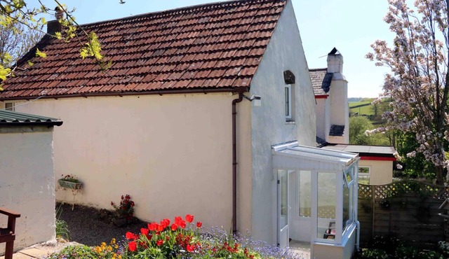 BANK HALL FARM - THE COTTAGE, pet friendly, with open fire in Parkham