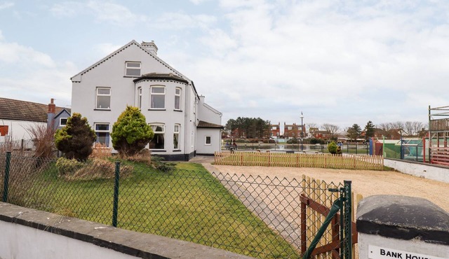 BANK HOUSE, family friendly, character holiday cottage in Mablethorpe
