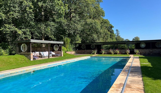 Bank House Longtown - a cottage that sleeps 30 guests in 15 bedrooms