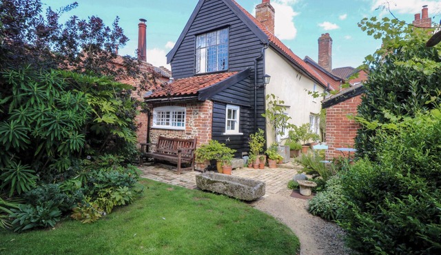BANK HOUSE, pet friendly, character holiday cottage in Hingham