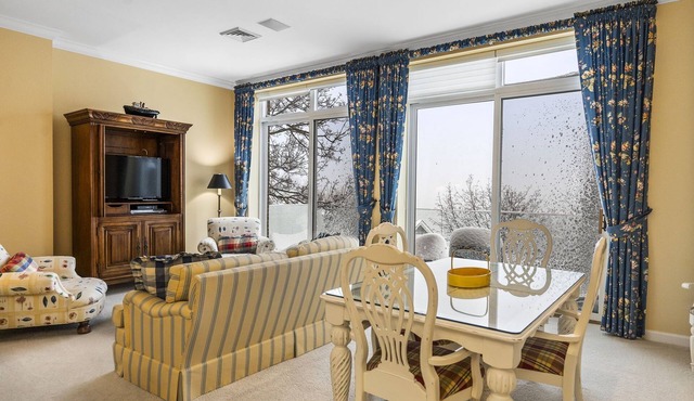 Bank Penthouse Suite 12 - IN TOWN - Bay View! Elevator
