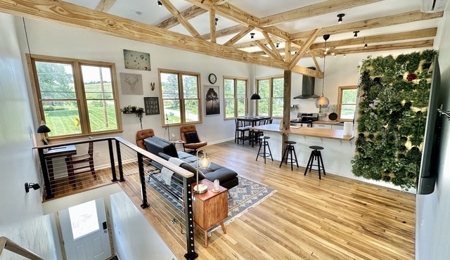 Bankers Loft w/Washer, Dryer King Size Bed Beautiful Space for a Beautiful Stay