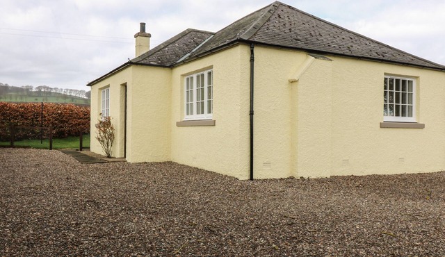 BANKHEAD OF LOUR BUNGALOW, pet friendly, with open fire in Forfar